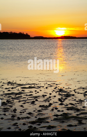 ENGLAND Northumberland Budle Bay. Sonnenuntergang über Budle Bay in der Nähe von Bamburgh und Teil der Northumberland-Erbe-Küste. Stockfoto