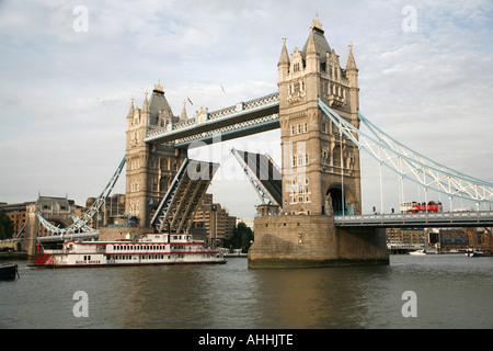 Erhöhung der Tower Bridge, London, England Stockfoto