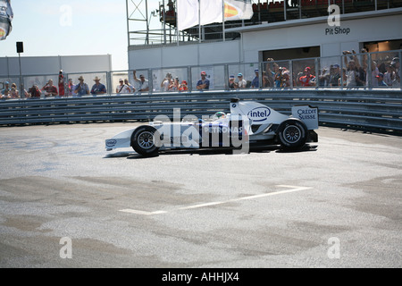 Bild zeigt BMW F1 Auto tun Burn Outs im BMW Sauber Pit Lane Park Erfahrung Stockfoto