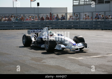 Bild zeigt BMW F1 Auto tun Burn Outs im BMW Sauber Pit Lane Park Erfahrung Stockfoto