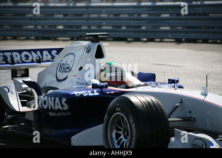 Bild zeigt BMW F1 Auto tun Burn Outs im BMW Sauber Pit Lane Park Erfahrung Stockfoto