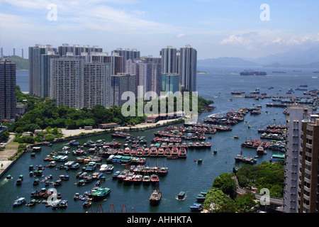 Luftaufnahme von Schiffen und Booten vor Anker im Hafen von Aberdeen, Hong Kong, China Stockfoto