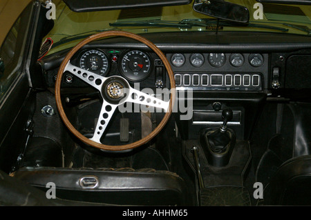 Serie einen Jaguar E-Type Linkslenker Version Cockpiteinrichtung Stockfoto