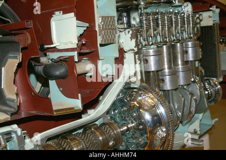 Schneiden Sie Motor mit Kolben Zylinder Kurbelwelle usw. Stockfoto