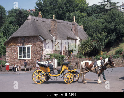 Cockington Village Torquay mit Pferd gezogenen Kutsche bietet Fahrten für Sommergäste Stockfoto