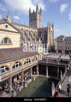 Bad Teil der römischen Bäder Trinkhalle Terrasse mit Statuen Bath Abbey jenseits Stockfoto