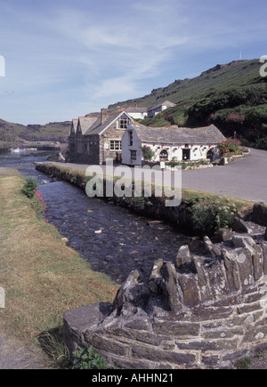 1996 historische Ansicht von der Valency Brücke von Harbour Light Pixie Geschäft später zerstört in 2004 Überschwemmungsverwüstung Boscastle Cornwall England GB Stockfoto