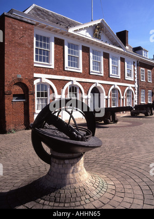Archivansicht Jahr 2005 im historischen Exeter City of Brick Build Customs House at the Quay mit einer Vordergrundskulptur von Roger Dean Devon England UK Stockfoto