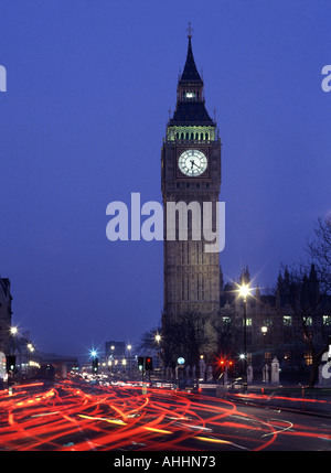 London Big Ben vom Parliament Square gesehen mit Blick auf die Bridge Street und Westminster Bridge Rush-hour Traffic Wanderwege Stockfoto