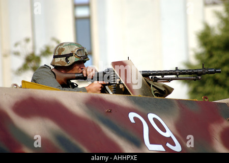 Historisches Reenactment des Warschauer Aufstandes 1944 im zweiten Weltkrieg. Mann in Nazi-Soldat einheitlich in SDKFz 251 'Rosie' Fahrzeug Stockfoto