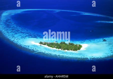 Tropische Insel in Nord-Ost-Ari-Atoll mit umlaufenden Riff auf den Malediven umgeben von Aqua blaue Wasser des Indischen Ozeans Stockfoto