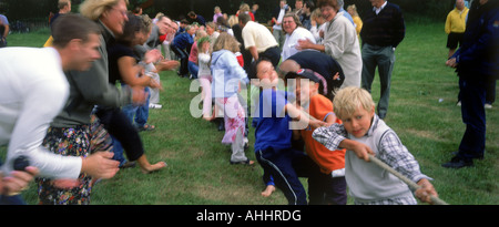 Kinder spielen Tauziehen während Mittsommerfest in Schweden Stockfoto