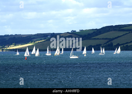 Yachten, die Rennen auf der Carrick Straßen Cornwall dramatische Denkmal Küstenpanorama Stockfoto