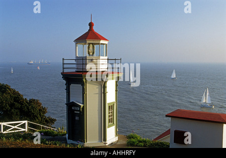 Yerba Buena Leuchtturm auf Yerba Buena Island mit einem vorbeifahrenden Segelboote an der San Francisco Bay Stockfoto