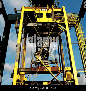 Versand und Logistik Straddle Carrier Nahaufnahme Stockfoto