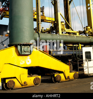 Versand und Logistik straddle Carrier Rad detail Stockfoto