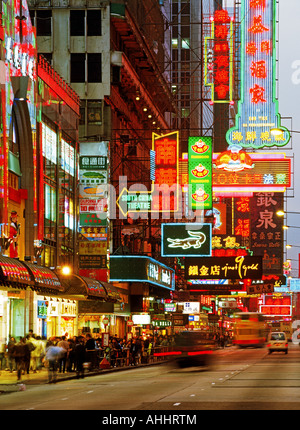 Straßenbahnen, Busse und Verkehr zwischen den Wänden der Neonröhren an der Nathan Road in Kowloon Hong Kong Stockfoto