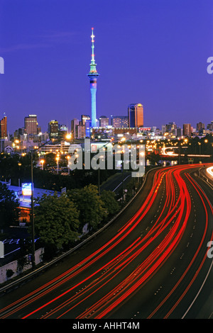 Waitemata Harbour (Westhaven Harbour) links auf der Autobahn in die Innenstadt von Auckland mit Skytower in der Nacht Stockfoto