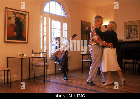 Älteres Ehepaar Tango tanzen zu Gitarrenmusik in Buenos Aires café Stockfoto