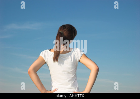 Junge Frau im Freien mit Blick auf Ferne Sicht nach hinten Stockfoto