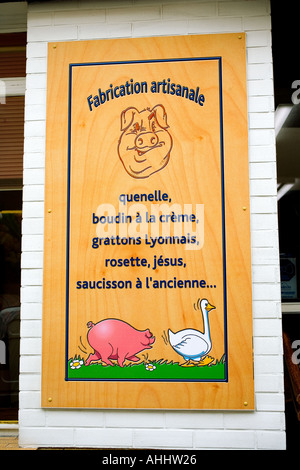 Schweinefleischmetzger Poster, Werbung für hausgemachte Produkte, Weinanbaugebiet Beaujolais, Rhone-Tal, Frankreich, Europa Stockfoto