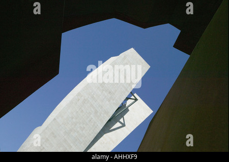 Blick durch Skulptur gegen Himmel von Guggenheim Museum Bilbao Stockfoto