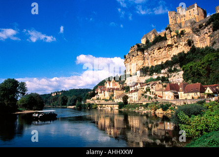 Ein Blick auf die mittelalterliche halten Overloooking Stadt Beynac und der Dordogne von hoch auf dem Hügel Stockfoto