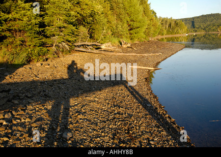 St. John River New Brunswick Kanada bei Sonnenuntergang mit langen Schatten des Fotografen Stockfoto