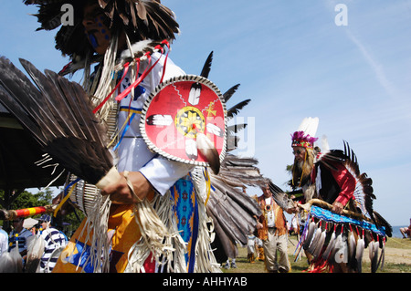 östlichen kanadischen Ureinwohner gekleidet in traditioneller Tracht, Tanz und Teilnahme an einem PowWow in Kanada Stockfoto