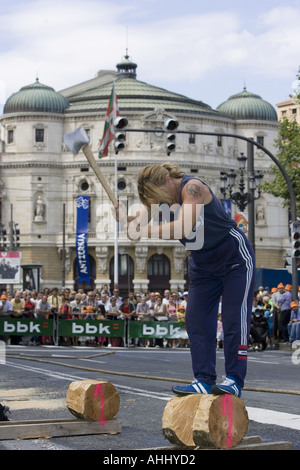 Frau im Wettbewerb mit Holz hacken Wettbewerb während der baskischen Strong Man Spiele in Arenal Bilbao Nordspanien Stockfoto