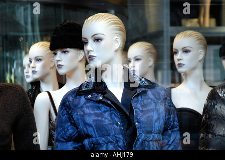 Shop-Fenster-Dummies im trendigen Fashion Store in SoHo, New York City, USA Stockfoto
