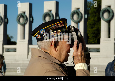 Veteran nehmen Foto auf der Welt zwei Kriegerdenkmal auf dem Mall Washington DC, USA Stockfoto