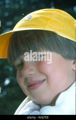 Junge mit gelber Kappe lächelnd in die Kamera, Deutschland. Foto: Willy Matheisl Stockfoto