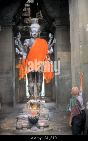 Mönch vor Budha Angkor Wat Angkor, Kambodscha Stockfoto