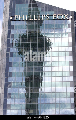 Reflexion Auckland Sky Tower in Philip Fox Gebäude Nordinsel Neuseeland Stockfoto