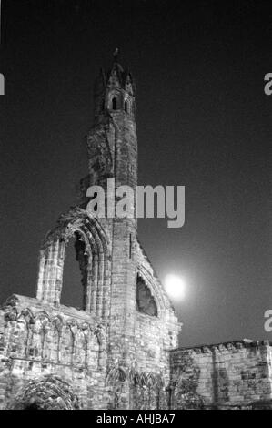 Ruinen der St. Andrews Cathedral West Tower bei Nacht mit dem Mond oben. St. Andrews, Fife, Schottland, Großbritannien. Stockfoto