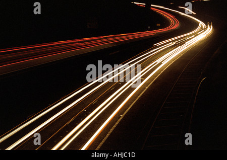 Streifen von weißen und roten Ampeln auf der Autobahn M3. Twyford Cutting, Hampshire, Großbritannien. Stockfoto