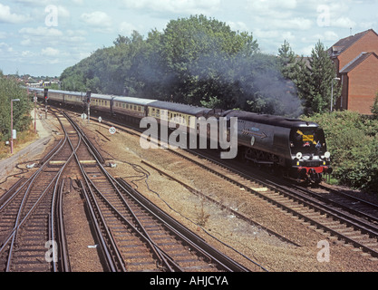 Dampfmaschine 34067 'Tangmere' in Tonbridge mit einer speziellen Charta zu trainieren. Stockfoto