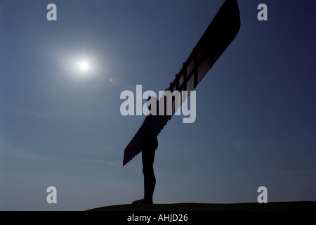 Blauer Himmel und Sonnenstrahlen über der Statue des Engels des Nordens von Antony Gormley. Gateshead, Tyne und Wear, Großbritannien. Stockfoto
