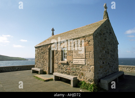 Die kleine Fischerkapelle St. Nicholas am St. Ives Head mit Blick auf den Porthmeor Beach und die Stadt St. Ives. St. Ives, Cornwall, Großbritannien. Stockfoto