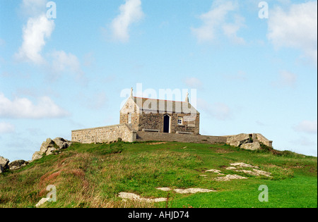 Die kleine Fischerkapelle St. Nicholas am St. Ives Head mit Blick auf den Porthmeor Beach und die Stadt St. Ives. St. Ives, Cornwall, Großbritannien. Stockfoto