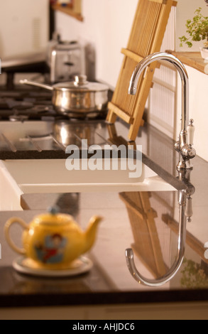 Bauernküche Weiße Schränke - Weiße Schränke in Küche mit hellgrauer