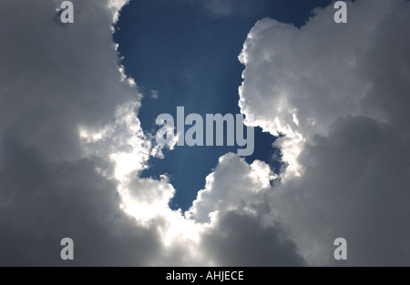 Blauer Himmel und Wolken Stockfoto