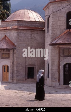Sarajevo, Bosnien. Gazi Husrev Beg Moschee. Frau im muslimischen Kleid Stockfoto