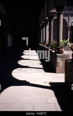 Kreuzgang um den Innenhof in der Kirche Santo Domingo de Guzman auf den Ruinen des Qorikancha-Tempels an der Avenida El Sol gebaut. Cusco, Peru. Stockfoto