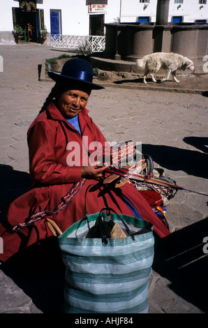 Quechua Dame Herstellung und Verkauf von gewebten Gürtel in der Region San Blas von Cusco. Cusco, Peru. Stockfoto