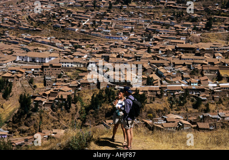 Touristen mit Blick auf Cusco von Sacsayhuaman. Cusco, Peru. Stockfoto