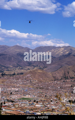 Blick auf Cusco von Sacsayhuaman mit Estadio Inca Garcilaso de la Vega Fußballstadion, Berge im Hintergrund und Hubschrauber oben. Cusco, Peru. Stockfoto