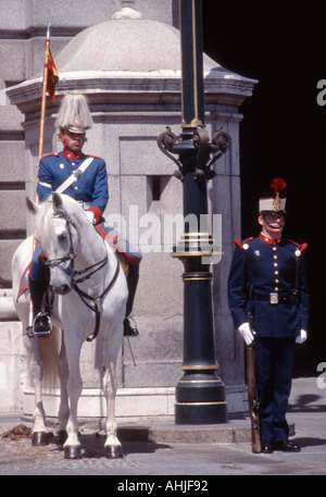 Madrid, Spanien. Palacio Real (Königlicher Palast) montiert Guard und Polizist am Eingang Stockfoto