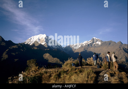 Schneebedeckter Gipfel des Mount Salkantaay, links, vom Phuyupatamarca Campingplatz mit Touristen im Vordergrund gesehen. Inca Trail, Peru. Stockfoto